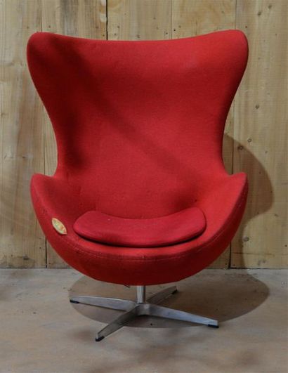 null Arne JACOBSEN (1902-1971) Fauteuil tournant et pivotant modèle « Egg Chair »...