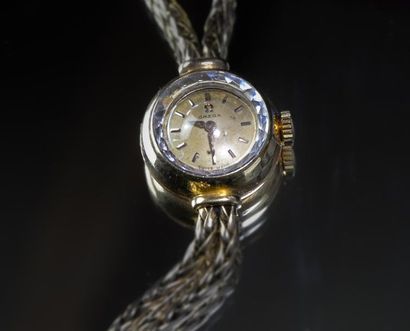 null OMEGA. Montre de dame en or. Bracelet or deux lanières. Pb: 17,8 g