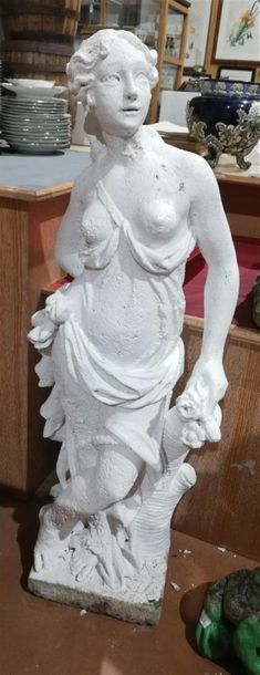 null STATUE de Jeune femme drapée à l'antique en pierre reconstituée. H: 120 cm....