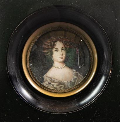 null MINIATURE "Portrait de femme au collier de perles" Peint sur une plaque à l'imitation...