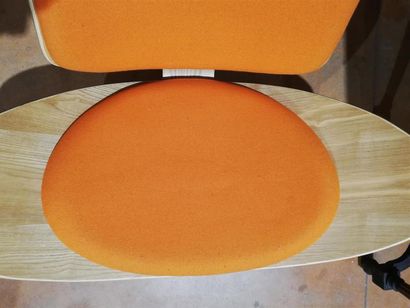null CHAUFFEUSE en mélaminé et garniture tissus orange. 76 x 91 cm