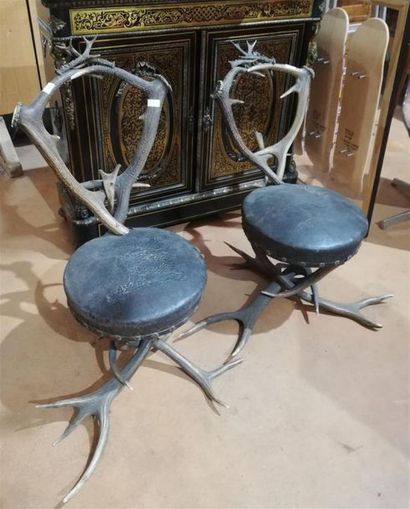 null PAIRE DE SIEGES à armature en bois de cerfs, Garniture de cuir gaufré à décor...