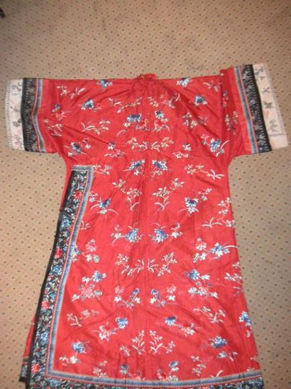null Manteau de femme Han, Chine, dynastie Qing, fin XIXe siècle, gaze rouge brodée...