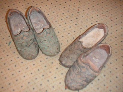 null Deux paires de chaussures de femme, Turquie, XIXe siècle, cuir brodé, fer sous...