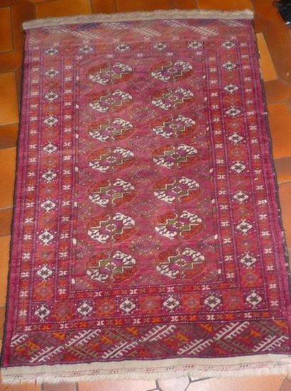 null Boukkhara, tapis d'Orient, à décor de güls blancs et orange, sur fond rouge.124...