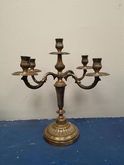 null CANDELABRE métal argenté ciselé, à cinq lumières. H: 35 cm 