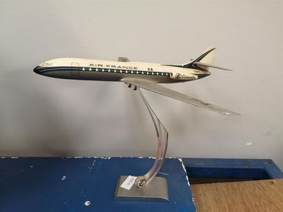 null MAQUETTE Air France Caravelle. Sur son socle. H: 28 cm; L: 34 cm