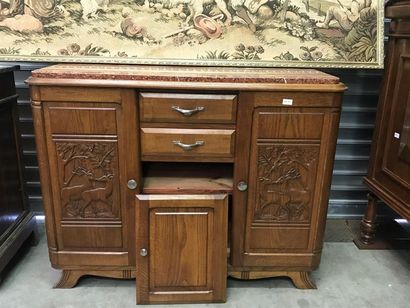 null BUFFET en bois sculpté à décor de cervidés ouvrant trois vantaux et deux tiroirs,...