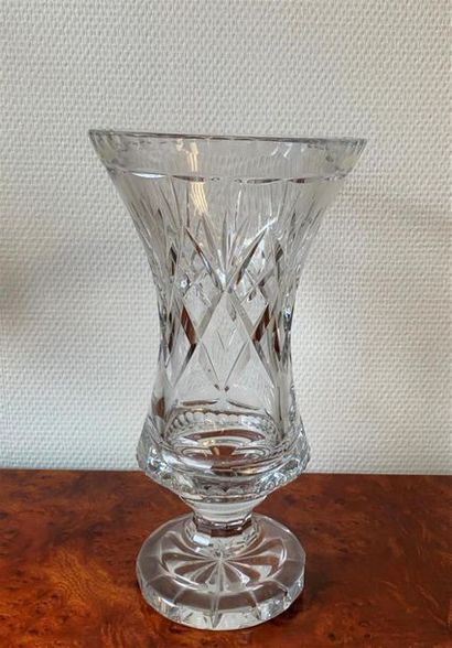 null VASE en cristal monté sur piédouche, milieu XXe. H: 30.5 cm.