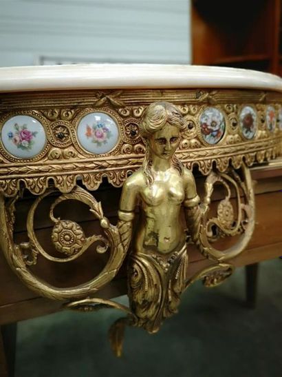 null CONSOLE murale en bronze doré à décoration d'un grotesque féminin et médaillons...