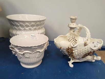 null Lot de céramique comprenant: Cache pot en porcelaine à décor de feuillage, bougeoir...