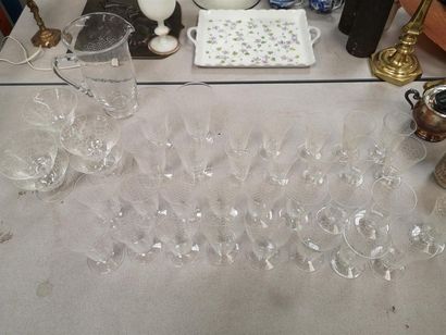 null PARTIE DE SERVICE de verres en cristal ciselé de rinceaux stylisés comprenant:...