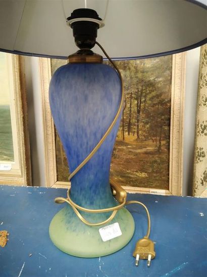 null PIED DE LAMPE en verre bleu et vert. H: 33 cm