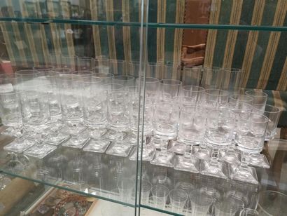null PARTIE DE SERVICE DE VERRES à pied en cristal comprenant 11 flutes à champagne,...