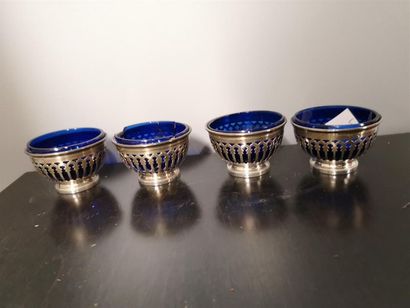 null SUITE DE QUATRE SALERONS en argent et doublure en verre bleu (l'une accidenté)....