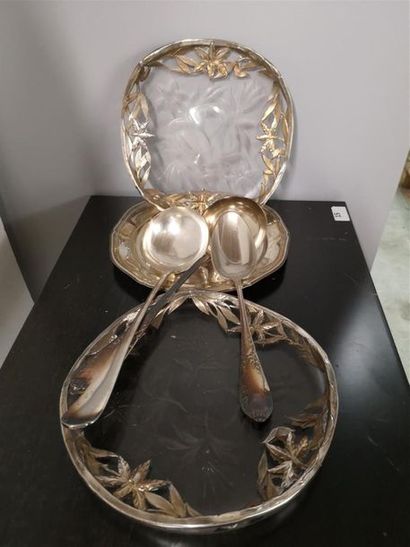 null METAL ARGENTE: DEUX ASSIETTES carrées en verre à monture en métal argenté à...