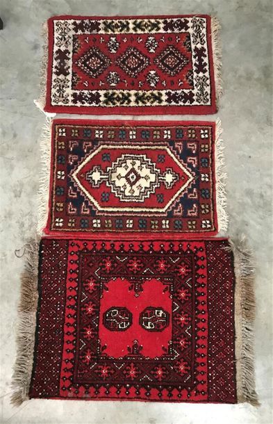 null LOT de trois TAPIS de prière à décor géométrique sur fond rouge : 61 x 38 cm,...