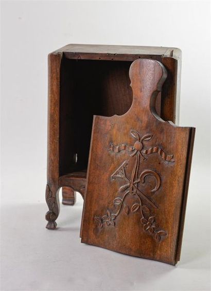 null Provençal wooden salt box with floral and serpent decoration and a las. 40 x...