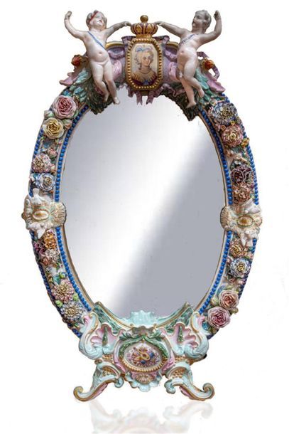 null IMPORTANT MIRROR in German porcelain with a pediment of a portrait of the Queen...