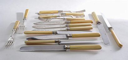  SUITE de 6 couteaux de table manches en ivoire ( fentes) et viroles en métal uni....