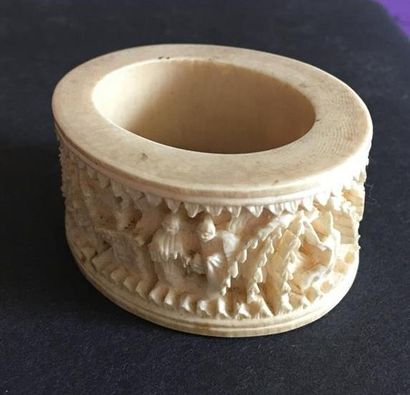 null [ASIA] ROUND OF SERVIETTE in ivory carved with figures and pagodas. Beginning...