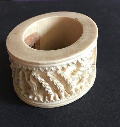 null [ASIA] ROUND OF SERVIETTE in ivory carved with figures and pagodas. Beginning...
