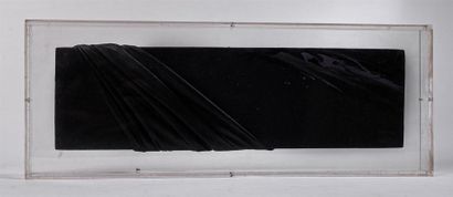 null Umberto MARIANI (1936) "Tissu noir" Technique mixte sur panneau. Signée au dos...