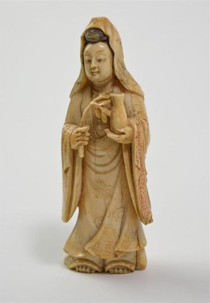 null [JAPON] Figure en ivoire polychrome, représentant une femme en tenue de cérémonie....