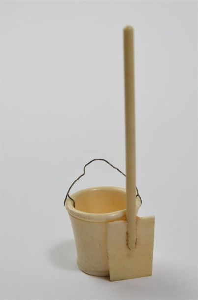 null DIEPPE, small bucket and its ivory shovel. Late 19th century.

This object is...