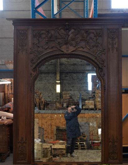 null IMPORTANT MIRROR of molded and carved woodwork. Fronton with hunting attributes...