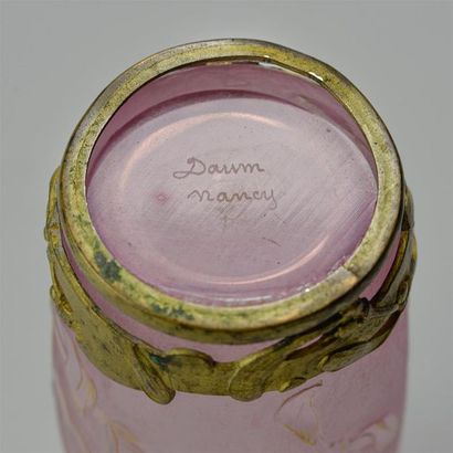 null DAUM Nancy: Pink glass vase with a frosted surface, decorated with branches...