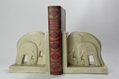 null CERAMIQUE DE BRUXELLES, PAIRE de serre-livres affectant la forme d'éléphants...