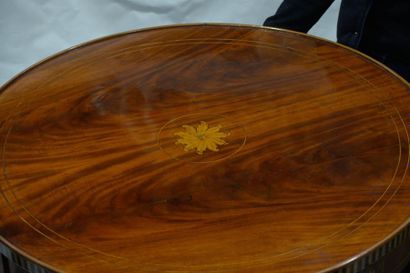 null TABLE RONDE en bois et marqueterie d'acajou à décor géométrique et floral, reposant...