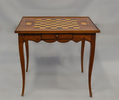 null GAME TABLE in marquetry resting on four slightly curved feet and opening by...