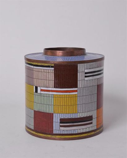 null Fabienne JOUVIN (1962)
BOITE A THE cylindrique en cuivre et laiton émaillé et...