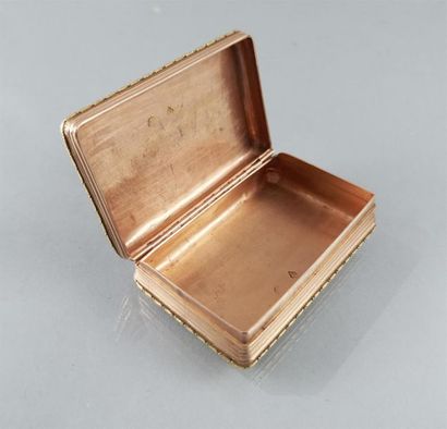 null GOLDEN TIN BOX in 14 ct striated pink gold, surrounded by a fine garland of...