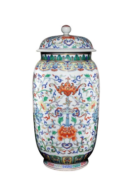 null CHINE

Vase lanterne couvert, de forme cylindrique en porcelaine décorée en...