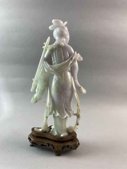 null CHINE - XXe siècle

Statuette de jeune femme debout en jadéite céladon et vert...