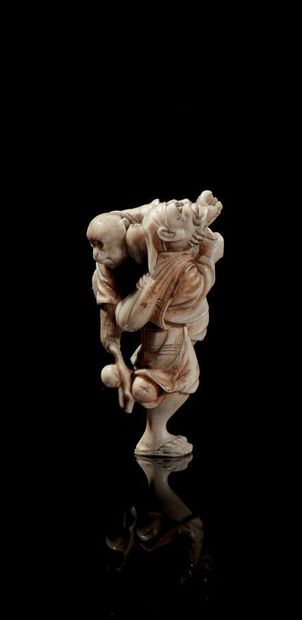 null JAPON - Epoque MEIJI (1868 - 1912)

Netsuke en ivoire, Sarumawashi debout portant...