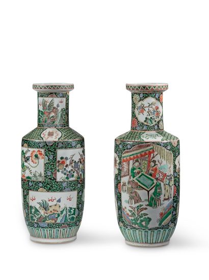null CHINE - XXe siècle

Deux vases rouleaux en porcelaine dans le style de la famille...