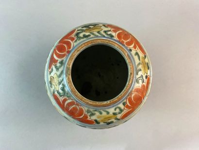 null CHINE - Période Transition, XVIIe siècle

Petite jarre en porcelaine décorée...