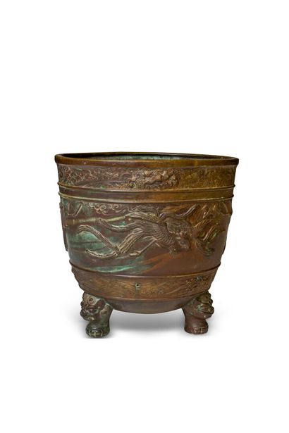 null JAPON - Epoque MEIJI (1868 - 1912)

Cache-pot tripode en bronze à décor en relief...