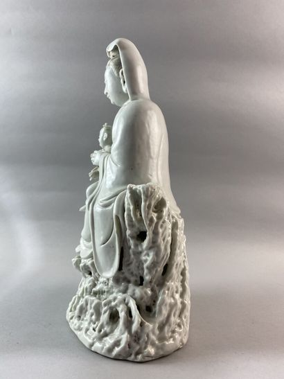 null CHINE - XXe siècle

Groupe en porcelaine émaillée blanc de Chine, Guanyin assise...