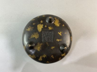 null CHINE - XIXe siècle

Brûle-parfum en bronze à patine brune à décor imitant le...