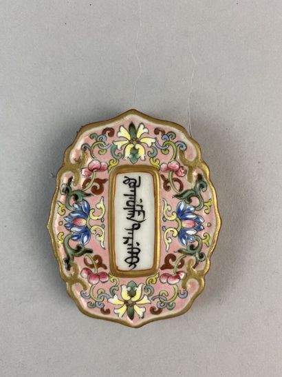 null CHINE - XXe siècle

Plaque d'abstinence en porcelaine décorée en émaux polychromes...