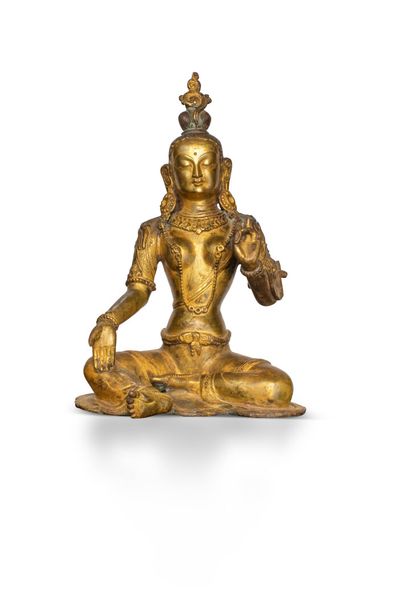 null CHINE - XXe siècle

Statuete de Tara verte en bronze doré, assise en rajalilasana,...