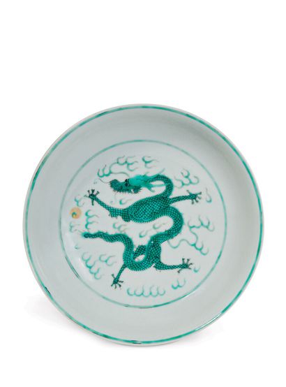 null CHINE - XXe siècle

Coupe en porcelaine décorée en émaux verts d'un dragon au...