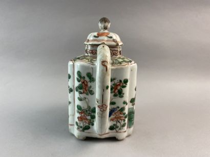 null CHINE - Epoque KANGXI (1662 - 1722)

Théière en porcelaine décorée en émaux...