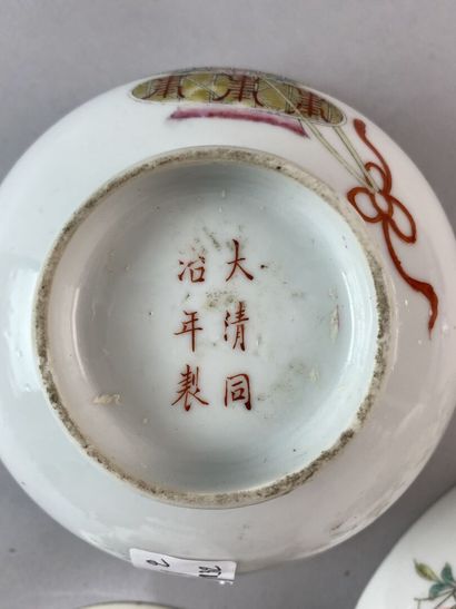 null CHINE - XXe siècle

Trois bols de différentes tailles en porcelaine émaillée...