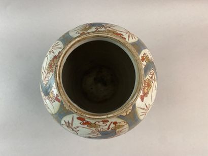 null JAPON, Imari - Epoque EDO (1603 - 1868)

Petit vase balustre en porcelaine décorée...